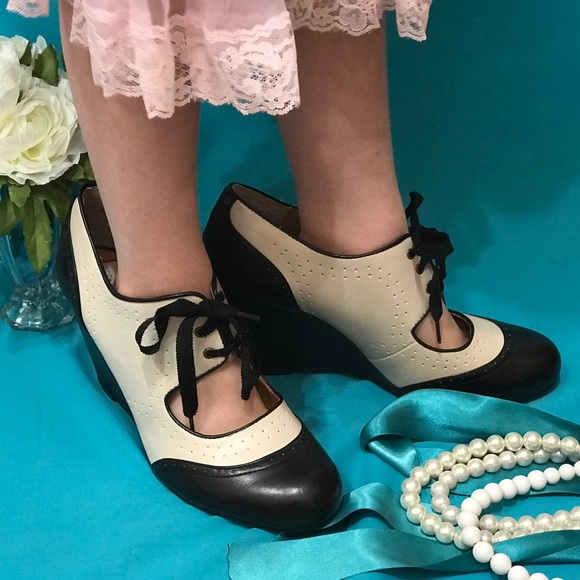 Crown Vintage Shoes - 🌸FLASH SALE!!🌸NWOT Crown Vintage Oxford Wedge